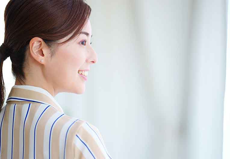目立たず、横顔にもひびかない