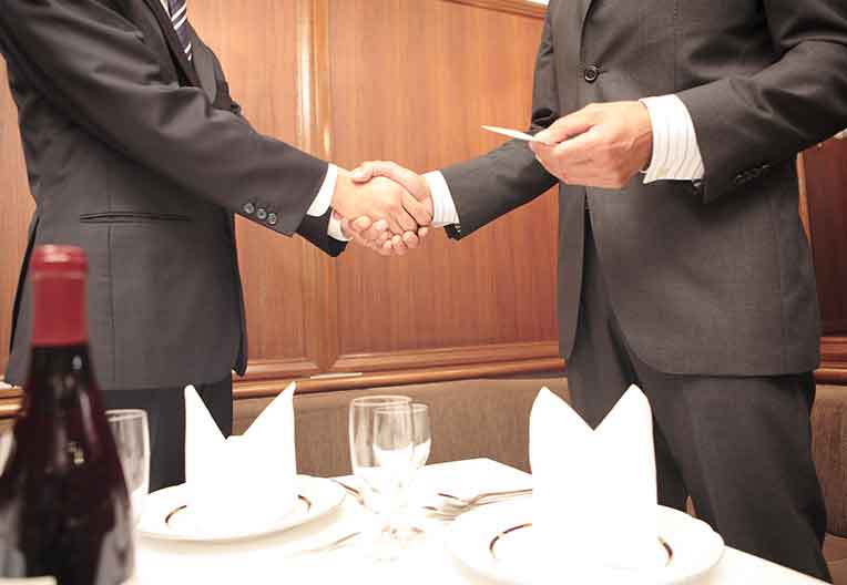 接待や会食の場でも支障なし