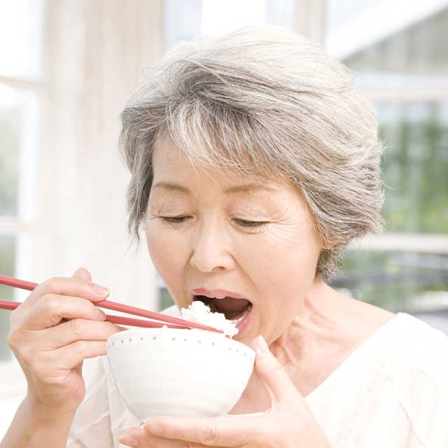 年配女性の食事